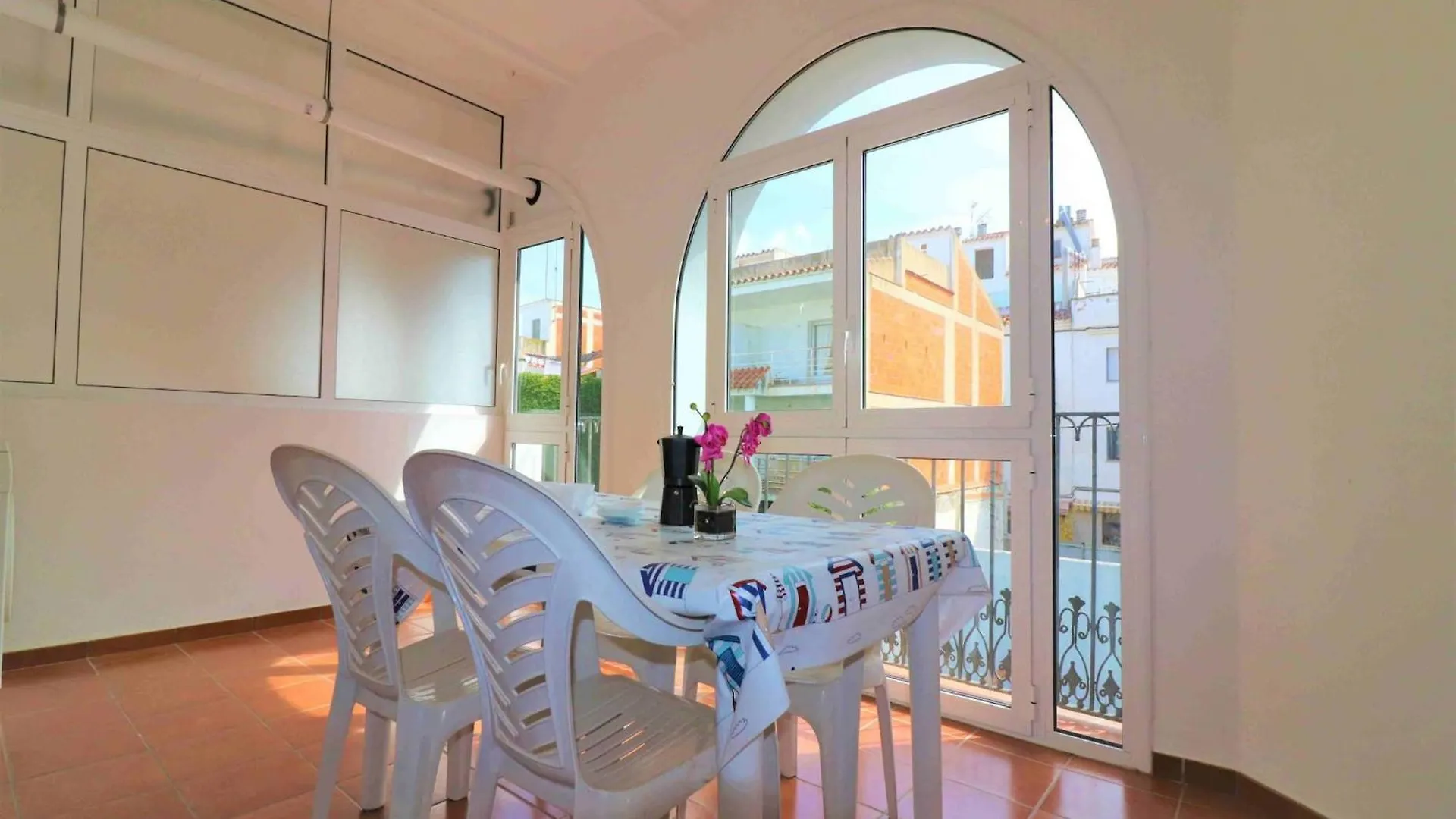 Lush Apartment In Roses Spain