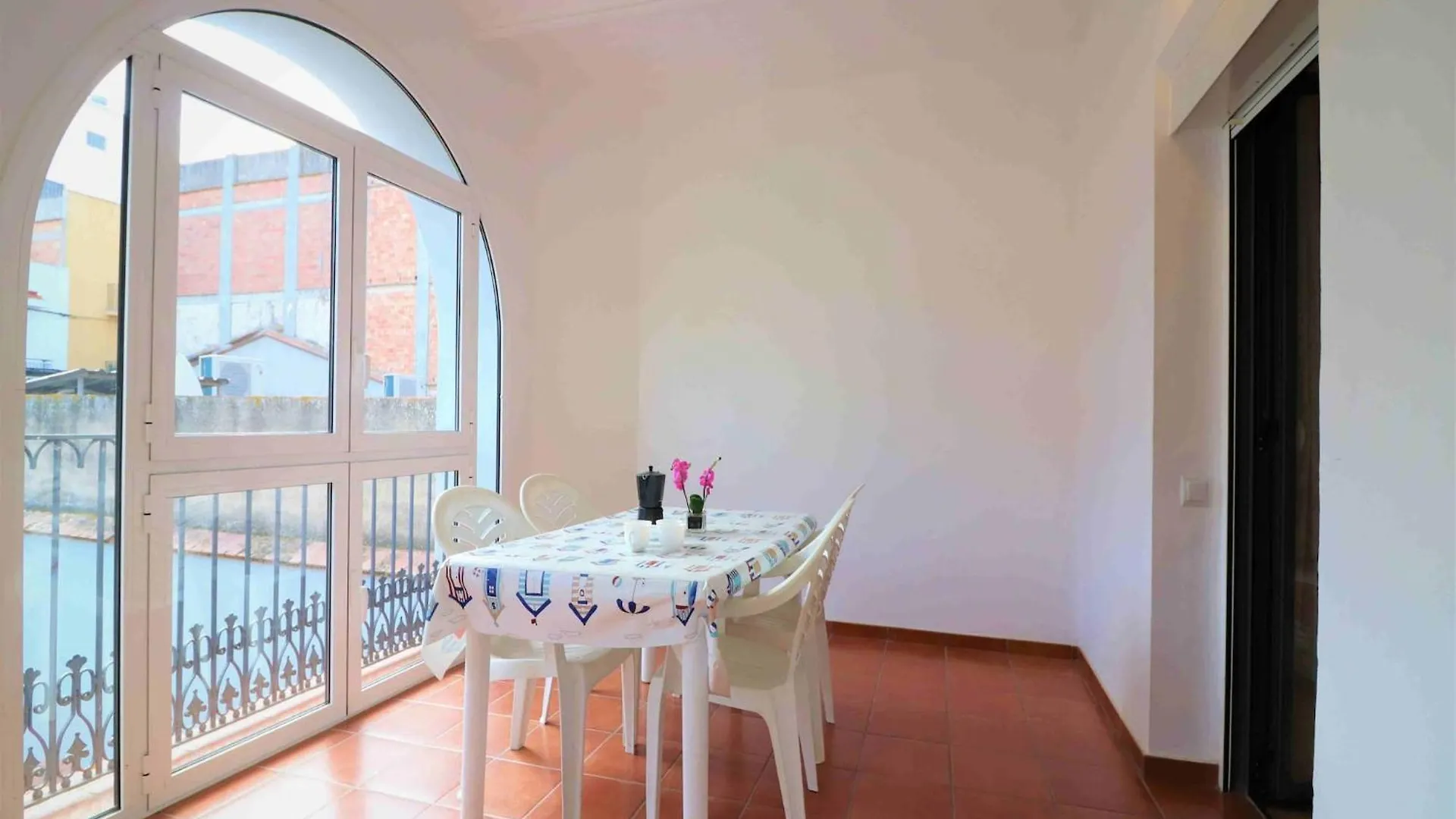 Lush Apartment In Roses Spanje