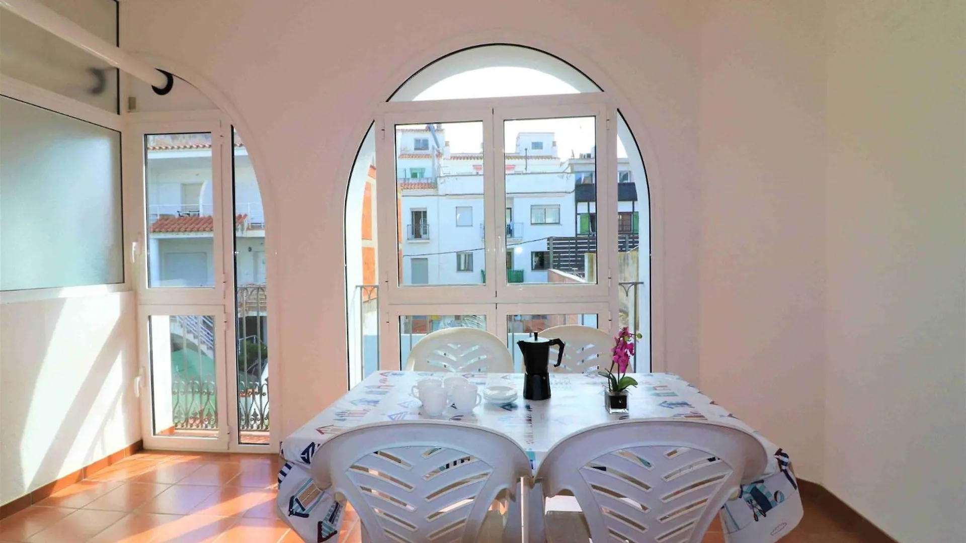 Lush Apartment In Roses Spanje